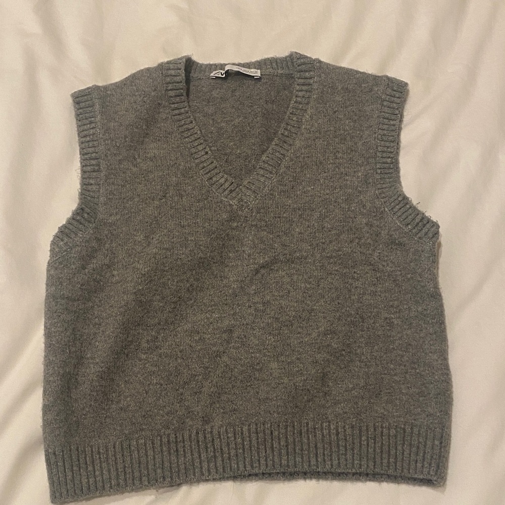 Zara Women's Gray V-Neck Knit Sweater Vest